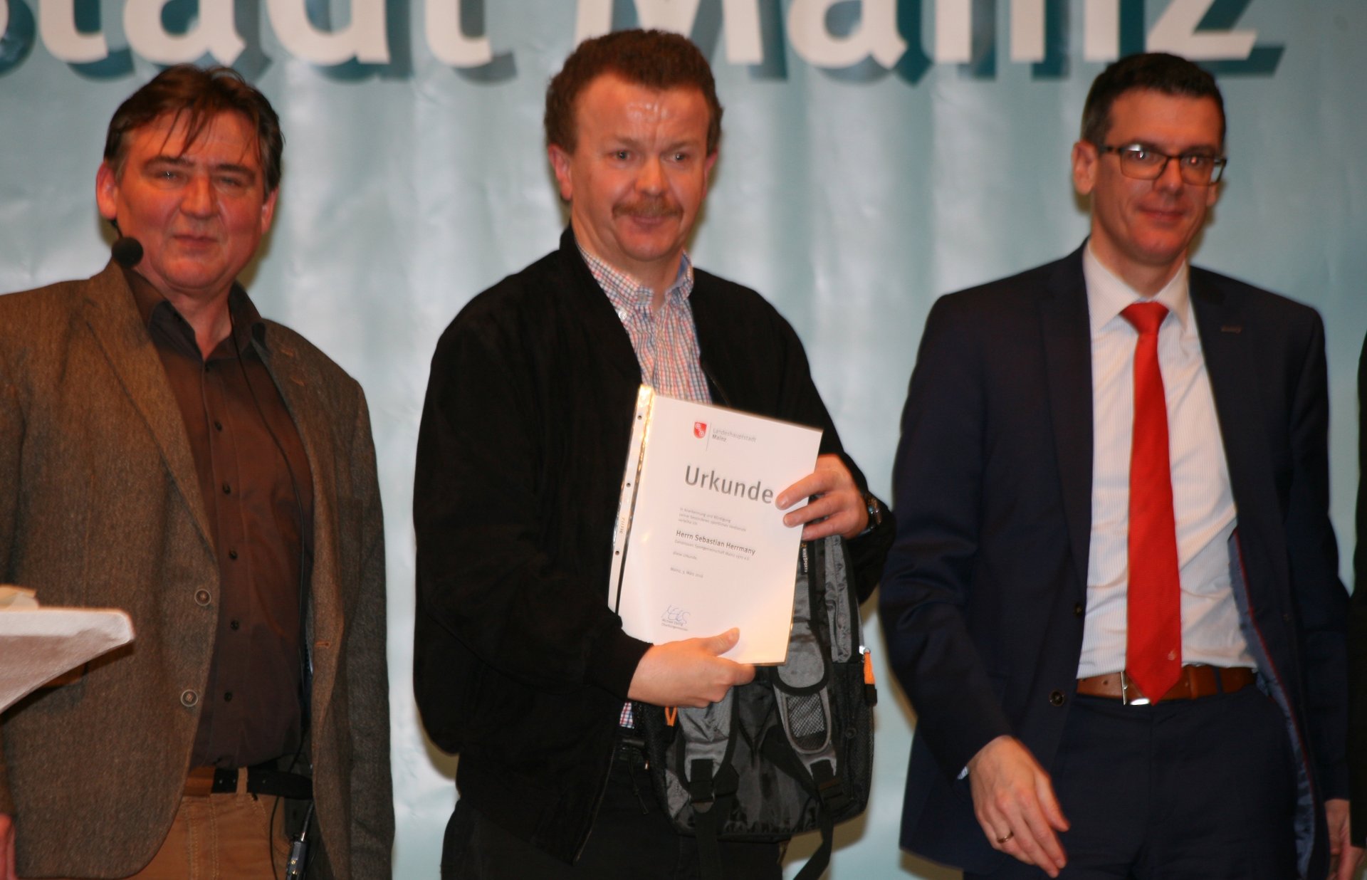 Horst Hitzenbichler, Vorsitzender der Gehörlosensportgemeinschaft, vertrat den EM-Dritten im Luftgewehrschießen, Sebastian Herrmany.