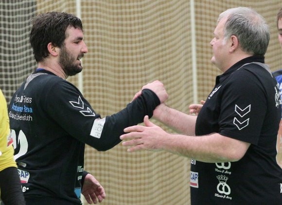 Abklatschen nach einem Heimsieg, das ist bei den Sportfreunden Budenheim auch für den Samstagabend ein Ziel. Für Trainer Axel Schneider, hier mit Torwart Christian Kosel nach dem jüngsten Heimsieg gegen die HSG Rhein-Nahe, beginnt die schwierige Situation als Coach einer Mannschaft, die bereits weiß, dass sie bald einen neuen Übungsleiter bekommen wird.