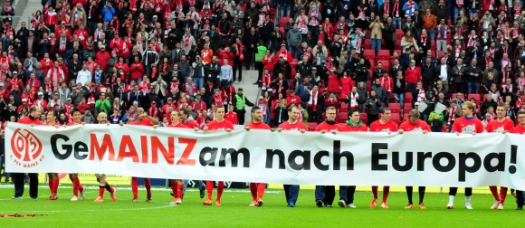 Mit einem Banner bedankten sich 05-Spieler und Trainer bei den Fans. Die wenigsten ahnten zu diesem Zeitpunkt, dass Thomas Tuchel sein Amt aufgeben will.