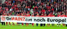 Mit einem Banner bedankten sich 05-Spieler und Trainer bei den Fans. Die wenigsten ahnten zu diesem Zeitpunkt, dass Thomas Tuchel sein Amt aufgeben will.