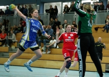 Juliane Dold (l.) war mit sechs Treffern wichtigste Feldtorschützin der SG Bretzenheim II im Derby gegen die FSG Mainz 05/Budenheim II