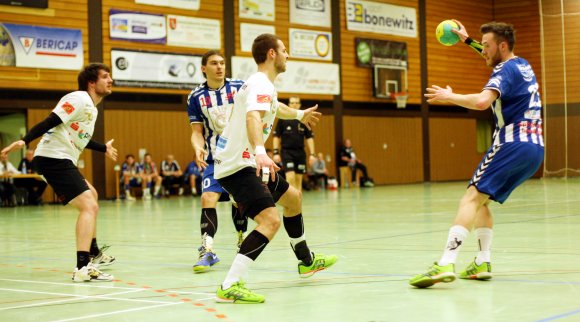 Die Illtaler (weiße Trikots) standen in ihrer Deckung zwar in einer Reihe, wie hier zu sehen aber teilweise jenseits der Neunmeterlinie, so dass die Sportfreunde (r. Timo Borsch) ohne Eins-gegen-Eins-Arbeit kaum zum Kreis vordringen konnten.