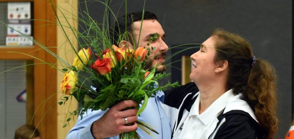 Die Blumen hatte Alexander Schoch von seinen Jugend-trainiert-für-Olympia-Mädchen erhalten, die Umarmung gab's von Mannschaftsbetreuerin Alex Heuser.