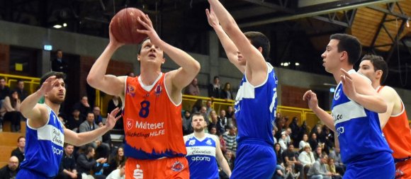 Zwölf Punkte und sechs Rebounds steuerte Ilja Ickert gegen die SG Heidelberg/Kirchheim mit dem aus der ASC-Jugend stammenden, aber in Heidelberg studierenden Tobias Datz (r.).