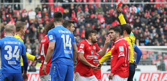 Da war das Spiel für Giulio Donati beendet: Schiedsrichter Benjamin Brand zeigte dem Italiener wegen Nachtretens die Rote Karte.