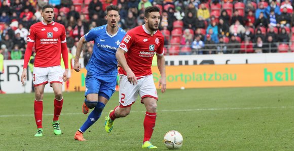 Austeilen kann Sandro Wagner (M.) besser als einstecken. 05-Verteidiger Giulio Donati (r.) ließ sich in der 58. Minute vom Darmstädter Stürmer zu einer Tätlichkeit  provozieren...