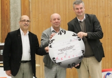 Der letzte Doppelspieltag im Theresianum für diese Saison hielt so viele Höhepunkte bereit, dass man gar nicht weiß, wo man anfangen soll. Beginnen wir beim guten Zweck: 500 Euro spendete die Lotto-Stiftung mit ihrem Vorsitzenden Magnus Schneider (M.) für die beim „Korblegerkreisel“ erzielten Treffer an die Flüchtlingsarbeit der Malteser mit ihrem Leiter Behrouz Asadi (l.). ASC-Vorsitzender Dieter Lindauer freute sich mit dem Kooperationspartner.