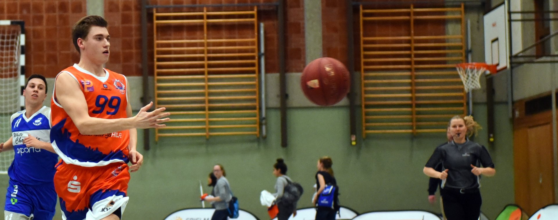 ... die Mainzer, hier mit Aufbau Tim Thormann, feierten einen lockeren 97:58-Erfolg.