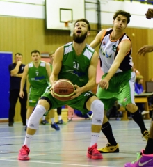 Schwer zu verteidigen für Vincent Schwindt (r.) war Nicolas Wolff. Der Nieder-Olmer Center machte beim Derbysieg der DJK gegen den SC Lerchenberg 17 Punkte.
