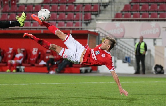 Dieser Knaller von Benedikt Saller bescherte den 05ern den 2:0-Endstand im Hinrundenspiel gegen den Halleschen FC.