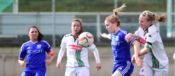 Dem Tabellendritten Borussia Mönchengladbach trotzte der TSV Schott (l. Deniz Özer, r. U-20-Nationalspielerin Laura Freigang) zuletzt ein Unentschieden ab. Nicht die schlechteste Grundlage für die Partie gegen den 1.FFC Frankfurt II.
