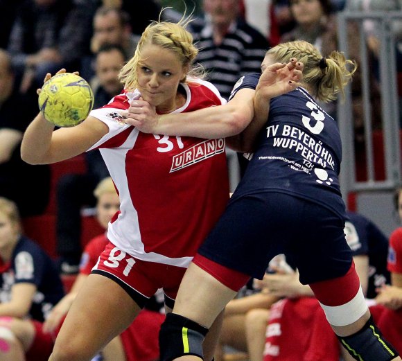 Schon im Heimspiel gegen den TV Beyeröhde am Anfang der vergangenen Runde kassierten Selina Adeberg (l.) und der FSV Mainz 05 mit dem letzten Angriff den Ausgleichstreffer. Das gleiche passierte der FSG Manz 05/Budenheim auch im Hinspiel dieser Runde. Das neuerliche Heimspiel gegen die Wuppertalerinnen soll nun erfolgreicher verlaufen.