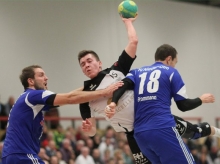 Christian Gettert (l.) und Manuel Frommann hatten beim jüngsten Gastspiel mit dem TV Nieder-Olm bei der SG Saulheim vor allem mit der Dynamik eines Julius Werber ihrr Probleme.