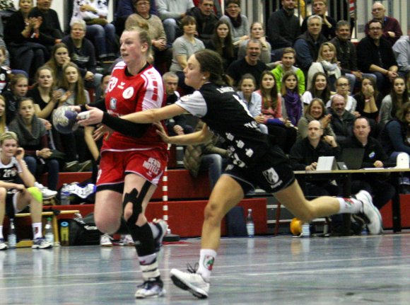 Am Ende war alles ganz einfach: Die Kontermannschaft TV Beyeröhde (r. Sandra Münch) ließ sich von der FSG Mainz 05/Budenheim auskontern, auch wenn Hanna Dankwardt ihren Abschluss an den Pfosten setzte.