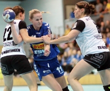 Katharina Mack, hier im HInspiel gegen die TG Nürtingen, hatte ebenso wie Rückraumkollegin Lea Schuhknecht einen guten Tag erwischt. Zusammengerechnet machten sie mit ihren 16 Toren die Wurfkraft von TGN-Topschützin Verena Breidert (12) mehr als wett.