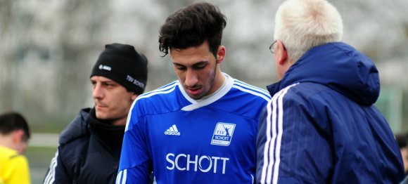 Das war nix: Serdal Günes hatte zwar mit einem Einwurf das 1:1 vorbereitet, insgesamt führte seine Performance aber dazu, dass Ali Kayhan Cakici den sonst so zuverlässigen Verteidiger schon in der 37. Minute vom Feld nahm.