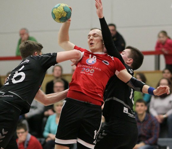 Da musste was aushalten: Manuel Frommann wird von Thomas Sterker (l.) und Julius Werber angegangen.