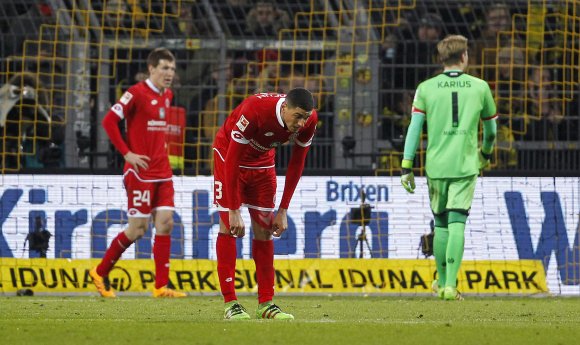 Das war's: Nach dem zweiten Gegentreffer wussten Leon Balogun (v.), Gaetan Bussmann und Loris Karius, dass die Sache gelaufen war.