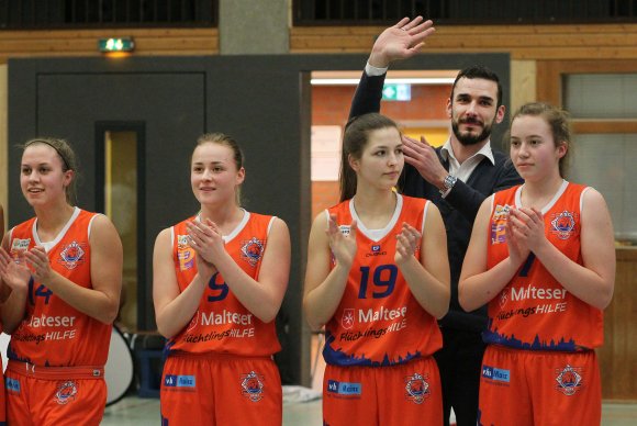 Ein letztes Tschüss: Alexander Schoch hat als Trainer der Zweitliga-Basketballerinnen um (v.l.) Maike Datz, Astrid Baumgärtner, Amina Pinjic und Alina Dötsch fertig.
