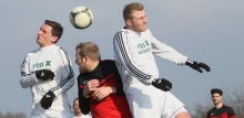 Es war nicht der Tag der Stürmer: Hier klären die Zornheimer Ulli Henss (l.) und Florian Marschall gegen den Nieder-Olmer Felix Widmer.