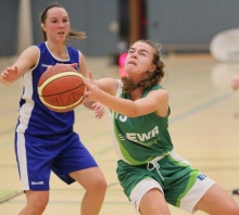 Nur zwei Saisonsiege sind zu wenig: Die DJK Nieder-Olm (r. Youngster Annika Schulz) muss wieder zurück in die Oberliga.