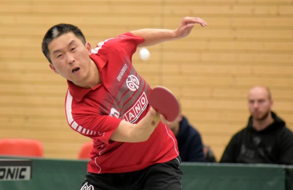 Durch eine Rückenzerrung gehandicapt, gab Li Bing gegen den Post SV Mühlhausen beide Einzel ab...