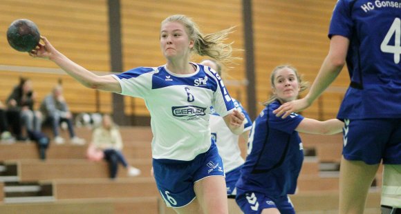 Theresa Horstmann fehlte der FSG III für einige Wochen, nun ist sie wieder im Einsatz und ordnet das Spiel der Budenheimerinnen im Rückraum