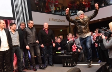 Auch das ist Mainz 05: Zur 111-Jahr-Feier hatte der Verein auch zahlreiche ehemalige Spieler und Trainer eingeladen, die auch fast alle in die Coface-Arena kamen – wie zum Beispiel Guido Schäfer, in den 80er- und 90er-Jahren so etwas wie der Vorzeigeprofi am Bruchweg, woran er mit seinem Auftritt am Mittwochabend noch einmal erinnerte. Nicht jeder der früheren Kicker – (v.l.) Mahir Schahin, Markus Kreuz, Werner Orf, Michael „Schorsch“ Müller und Werner Reinhardt – schien zu wissen, was er davon halten sollte.