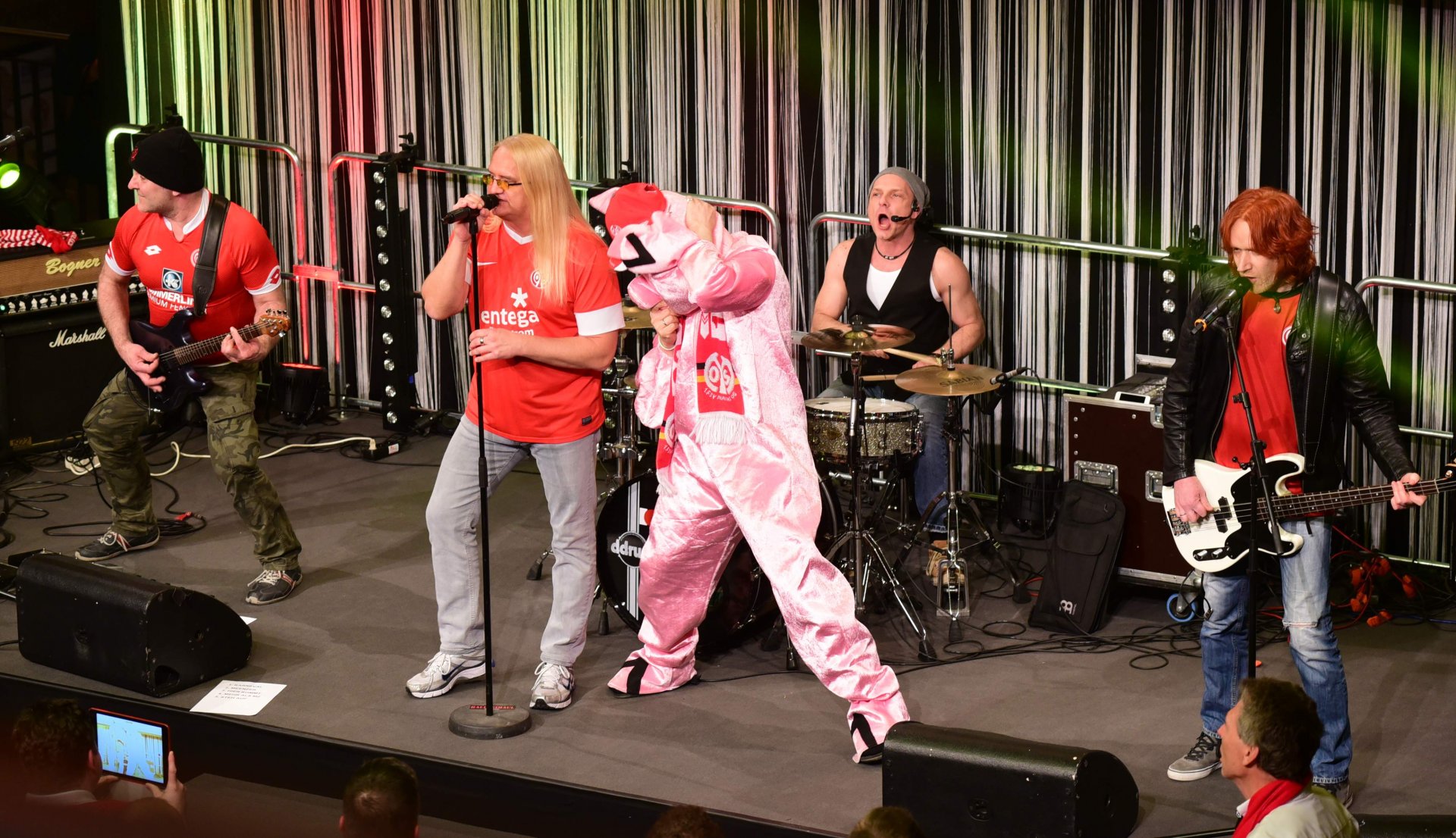 „Wir sind nur ein Karnevalsverein“: Se Bummtschacks eröffneten den Abend.