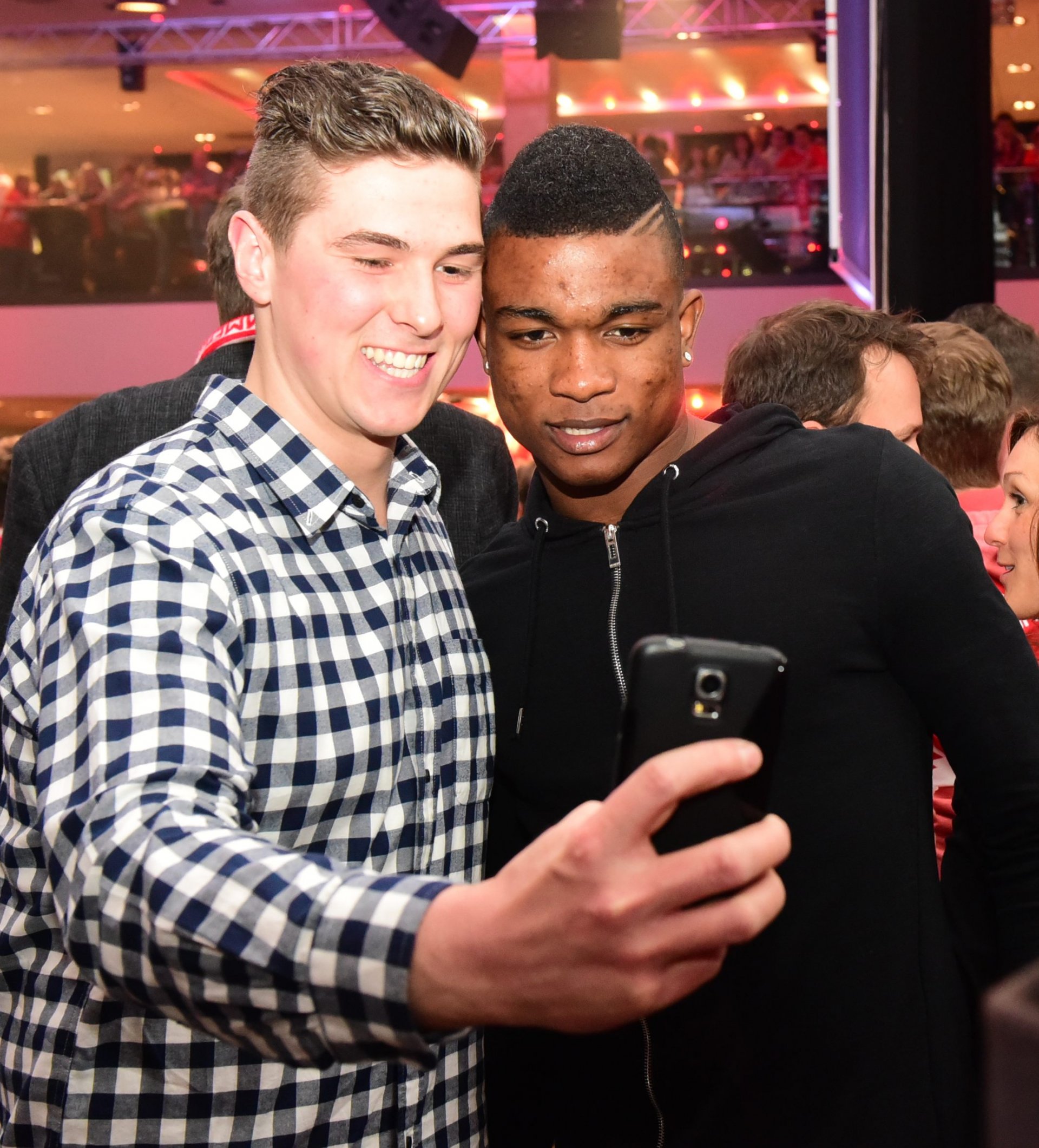 Auf der Bühne nicht nur für sein Tor bei den Bayern gefeiert, vor der Bühne fotografiert: Jhón Cordoba.