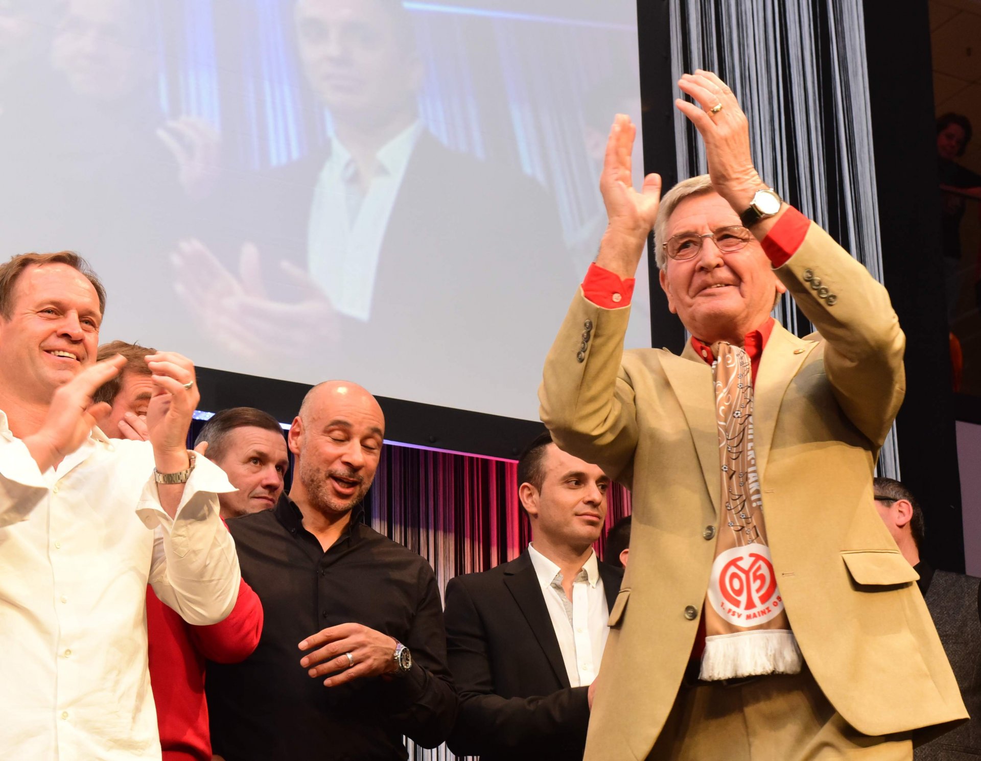 Die nachfolgenden Programmpunkte verschoben sich, weil Moderator Hieronymus nicht nur das Wort an den einstigen Mittelfeldspieler Norbert Liebeck (1955 bis 1965) richtete und diesem dann auch noch das Mikrofon abtrat...