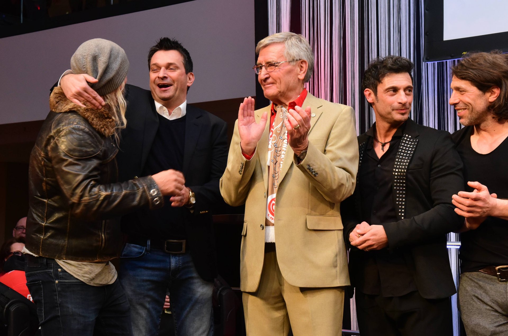 Ein Wiedersehen erheitert immer auch Christian Heidel. Der 05-Manager kämpfte wenig später jedoch mit den Tränen, als die Rede auf seinen bevorstehenden Abschied kam und die Fans ihn mit Ovationen feierten.