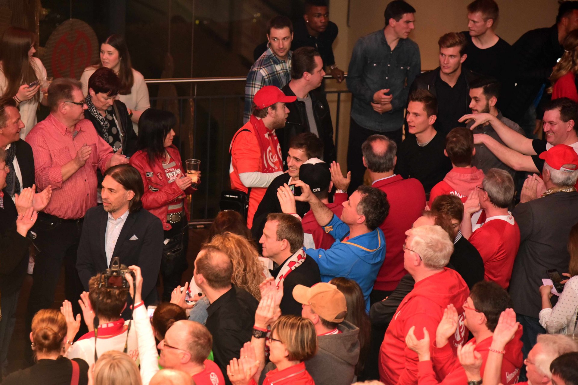 Mit viel Applaus begrüßt und auf der Bühne gefeiert: die Profis des FSV Mainz 05...