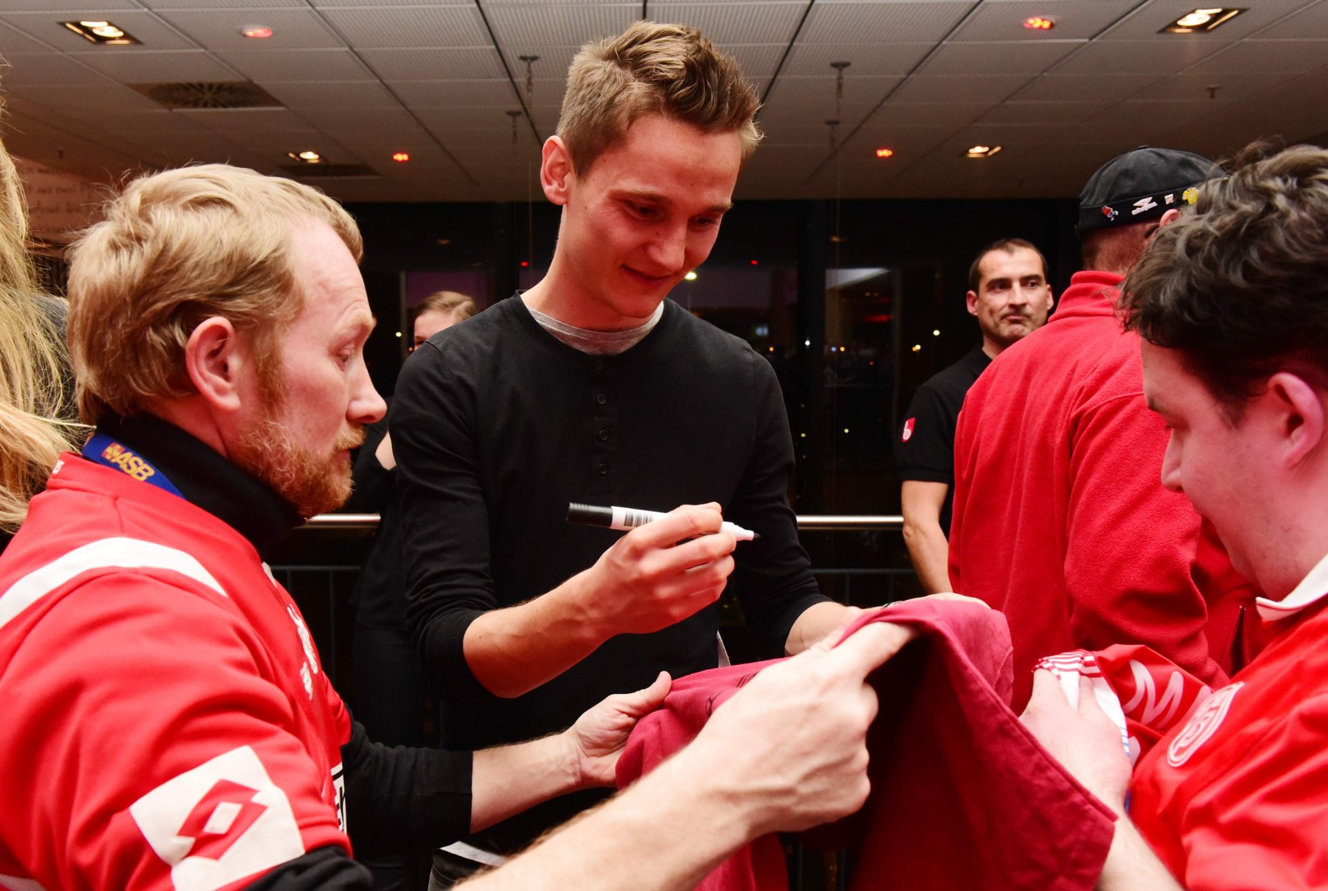 ...die selbstverständlich ihre Schriftzüge auf diversen Textilien verewigten, wie Niko Bungert...