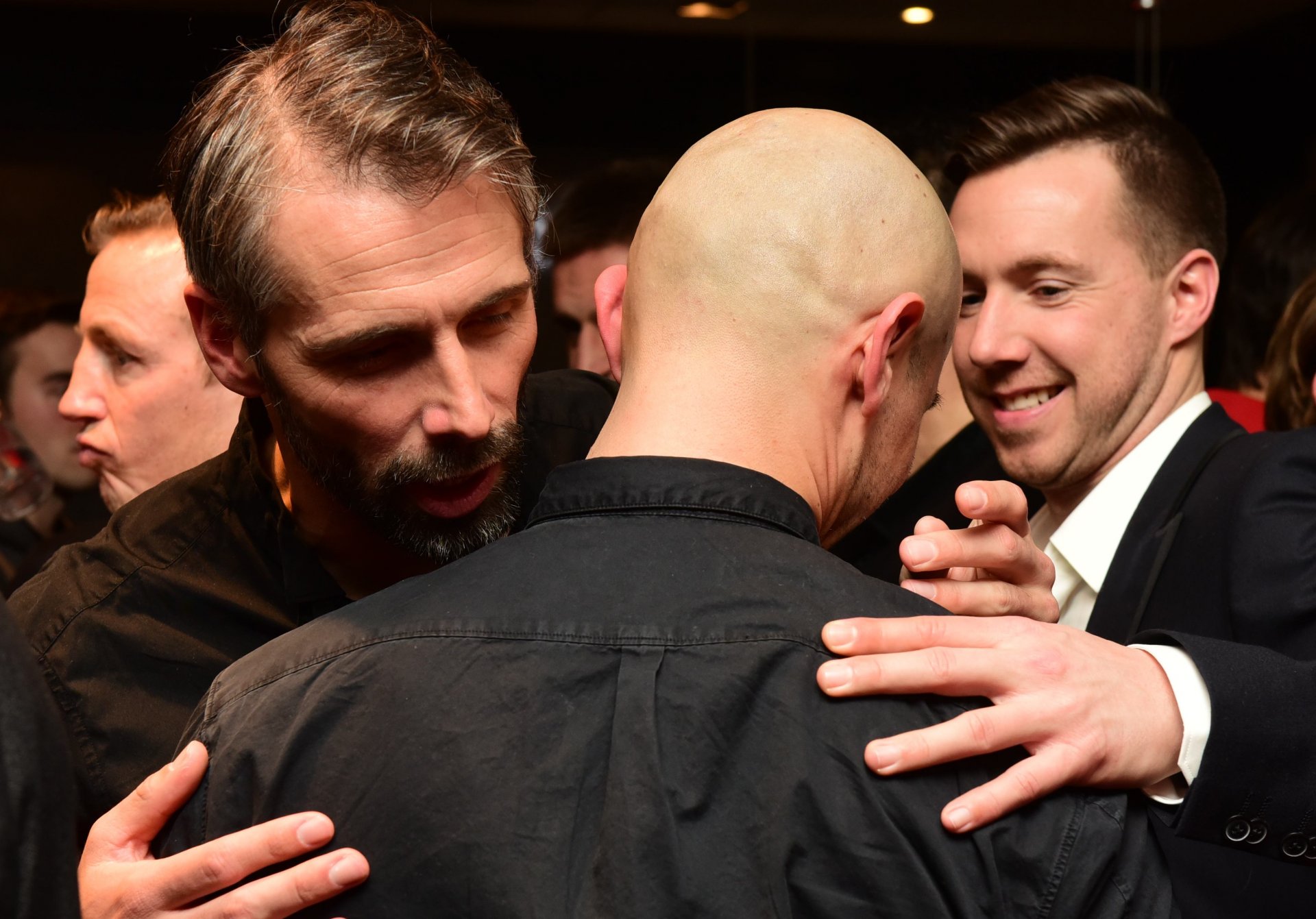 Keinen feierten die Fans so wie Elkin Soto (zwischen Marco Rose und Fabian Gerber), auch wenn der Kolumbianer sich lieber im Hintergrund hält.