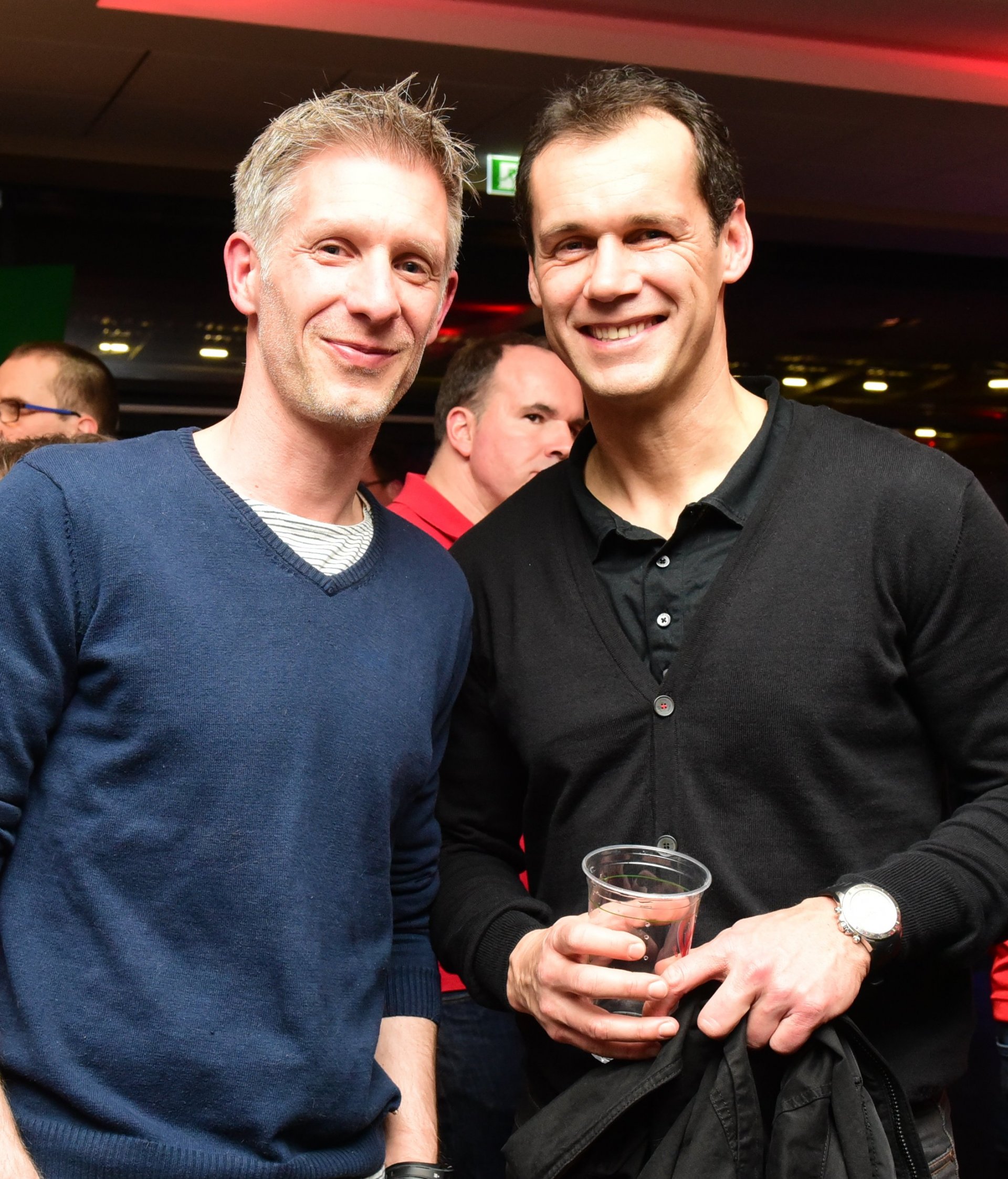 Und nicht zuletzt Fitness- und Reha-Trainer Axel Busenkell (l., mit Tamas Bodog) ist es zu verdanken, dass Elkin Soto in den nächsten Wochen wieder voll ins Mannschaftstraining einsteigen kann.