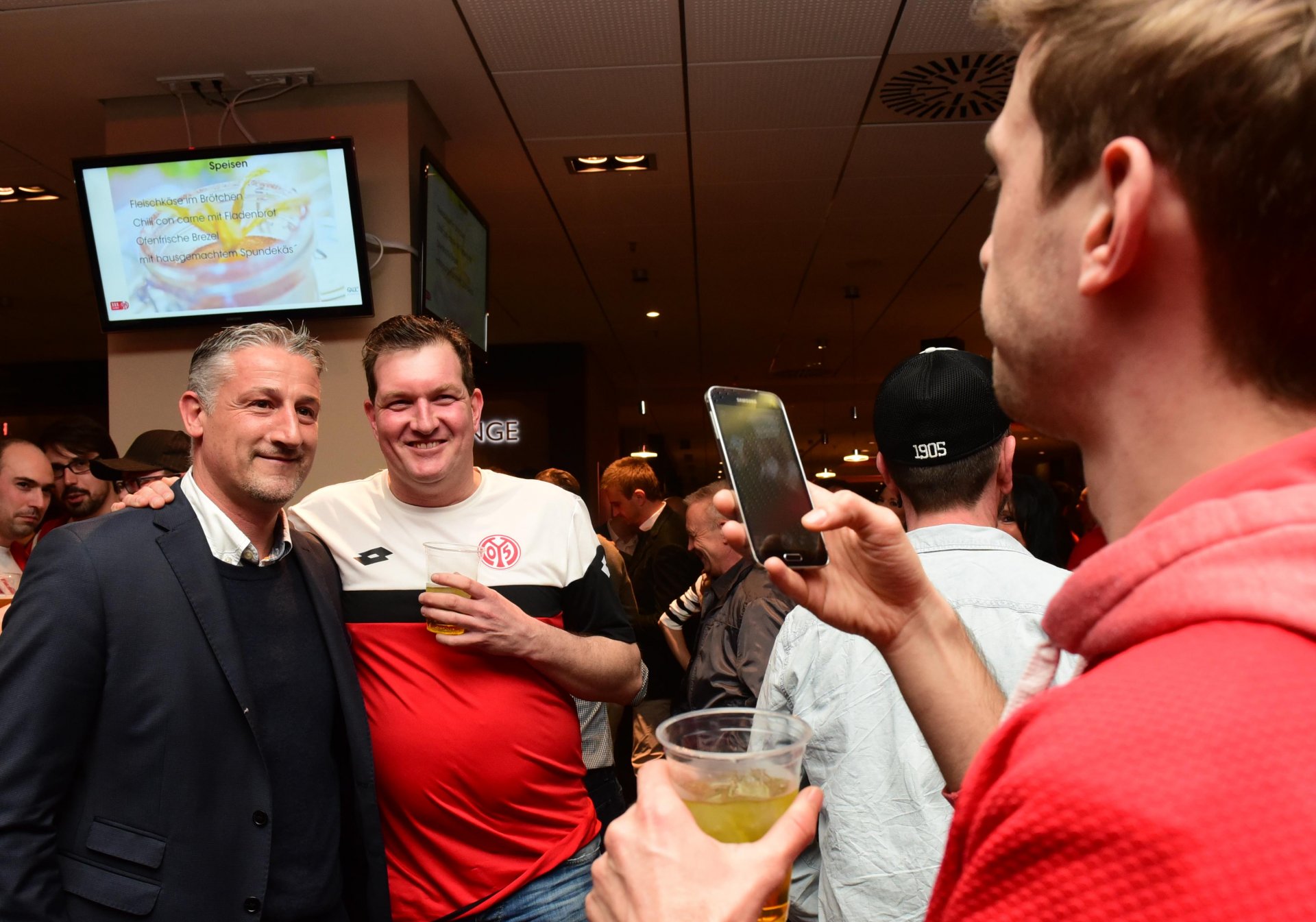 Längst nicht jeder Trainer eines Bundesligakonkurrenten würde in Mainz so freundlich begrüßt wie der des VfB Stuttgart: Jürgen Kramny.