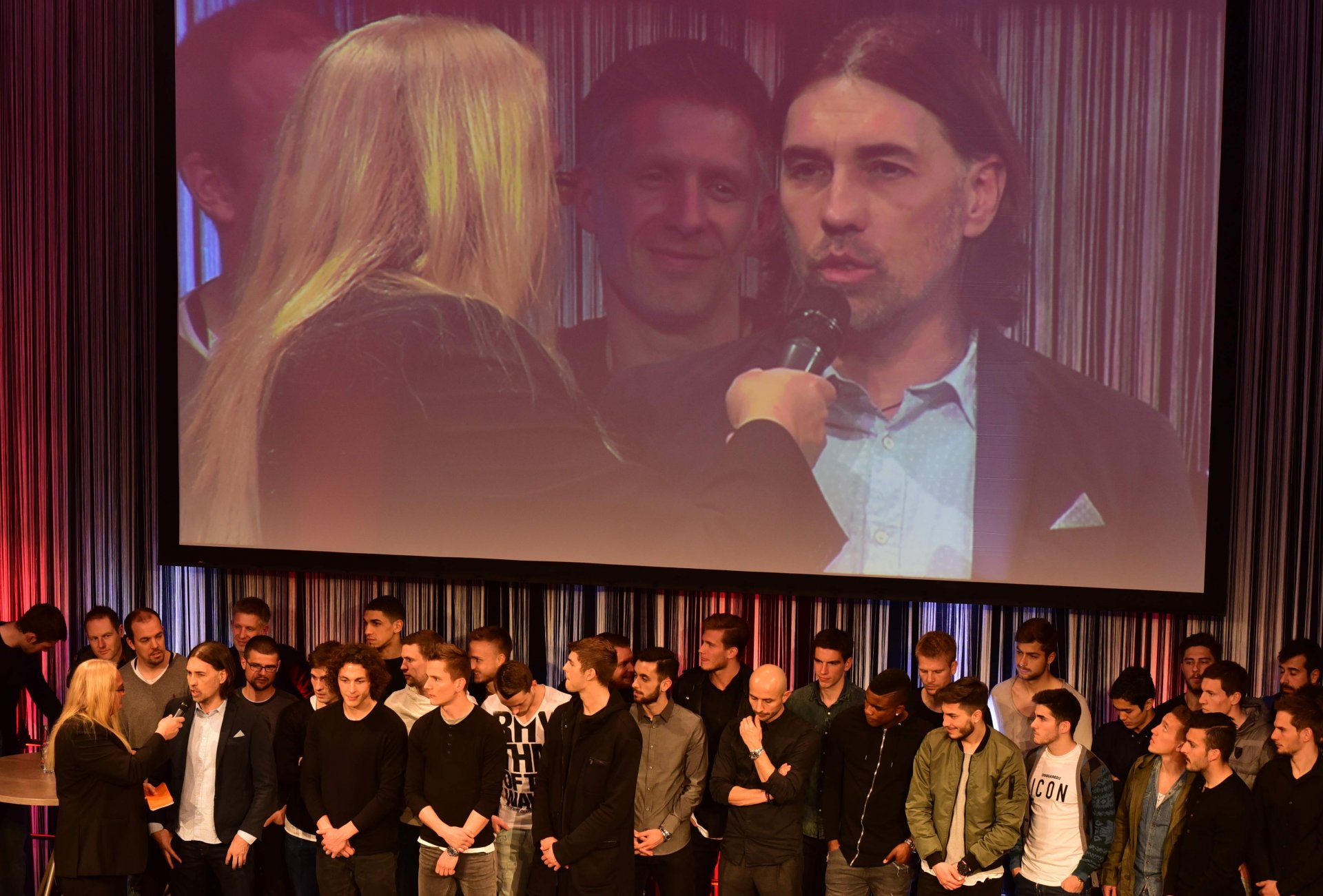 Den Satz des Abends sprach Martin Schmidt auf die Frage, wohin der Weg der Mannschaft in dieser Saison führe: „Ich habe letzten Sommer gesagt, dass wir in die Herzen unserer Fans wollen“, antwortete der Schweizer. „Wir sind auf dem richtigen Weg.“ 