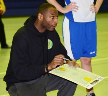 Verkriechen ging nicht, also bereitete Jerry Otshumbe seine Mannschaft auf das Pokalturnier vor.