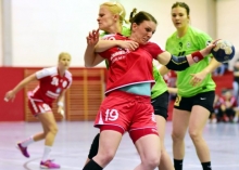 Claudia Schückler (vorne) lebt auf ihrer Rechtsaußenposition von den Zuspielen ihrer Nebenfrau Laura Spatz (l.). Das Duo ist über die inzwischen sechs gemeinsamen Jahre in Mainz und bei der vorigen Station HSG Sulzbach/Leidersbach eng zusammengewachsen.