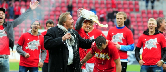 Der Präsident im Glück: Harald Strutz blieb verschont, Zdenek Pospech bekam von Shawn Parker die volle Ladung ab.