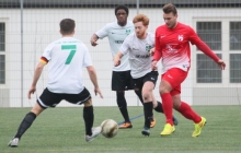 Zum Blitzcomeback für die TSG Hechtsheim nach wenigen Trainingseinheiten erklärte sich Amin Ouachchen (r.), hier von Timm Filtzinger attackiert, bereit und hielt 90 Minuten durch.