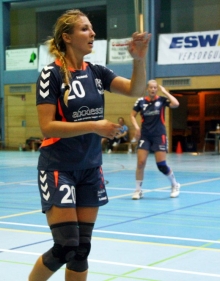 Wie hier mit Fortuna Köln bei einem Vorbereitungsturnier bei der SG Bretzenheim vor der Saison 2014/15, aber auch zum Punktspiel in der Dritten Liga kam die ehemalige 05-Spaielerin Andrea Bonk nach ihrem Abgang aus Mainz noch einmal in die Landeshauptstadt zurück. Nach dem Abschluss ihres Studiums zieht es die Linkshänderin nun zumindest vorübergehend ins Rhein-Main-Gebiet, so dass die FSG Mainz 05/Budenheim sich ihre Dienste für die kommende Runde sichern konnte.