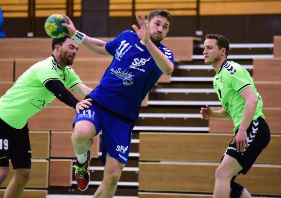 Reichlich Platz lassen die Bodenheimer Gerrit Schulte (l.) und David Mehrfeld SFB-Rückraumschütze Christian Schwappacher, der mit sechs Treffer ordentlich zum Erfolg seiner Mannschaft beitrug.