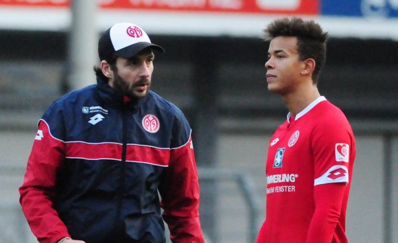 Sieht in dieser Szene zwar nicht so aus, sind aber ganz zufrieden miteinander: Marcel Costly und Trainer Sandro Schwarz.
