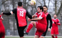 So kampfbetont ging es im Spitzenspiel zwischen Türkgücü und dem SV Italclub über 90 Minuten zu: Hier trifft Pasquale Reale (l.) auf Erol Genc (M.), Diego Uhlig schaut sich an, was dabei herauskommt.