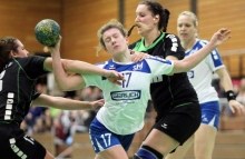 Isa Graebling, hier im Hinrundenspiel mit ihrer FSG Mainz 05/Budenheim III gegen die SG Saulheim, war im Rückspiel nur für ein paar Minuten einsatzbereit. Im Vergleich zweier stark dezimierter Mannschaften setzte sich die FSG wie im Hinspiel erneut recht deutlich über den Oberligaabsteiger durch.