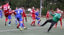 Christopher Brüschke (Nr. 5) köpft auf das Alzeyer Tor von Jens Maaß, trifft aber nicht. Im Hinrundenspiel musste die TSG Bretzenheim 46 sich RWO Alzey 1:4 geschlagen geben. Beim Nachholspiel der Rückrunde soll es am Donnerstagabend zumindest einen Punkt geben.