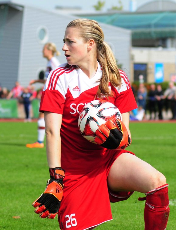 Laura Schuch trug am Samstagnachmittag keine Handschuhe. Erstens war es in Aachen nicht so kalt, und zweitens musste die gelernte Torhüterin des TSV Schott im Sturm aushelfen.