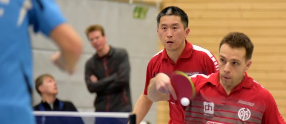 Jörg Schlichter, hier im Doppel mit Li Bing, will mit den 05ern den Titelkampf gegen seinen künftigen Klub noch einmal spannend machen.